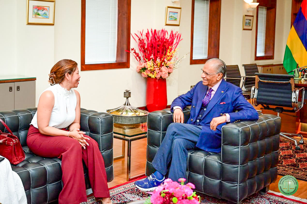 FIHAONANA TEO AMIN'NY MPITAHIRY NY FITOMBOKASEM-PANJAKANA MINISITRY NY FITSARANA RAMATOA FANIRISOA ERNAIVO SY NY PRAIMINISTRA HAJAINA NAVINCHANDRA RAMGOOLAM,GCSK, FRCP