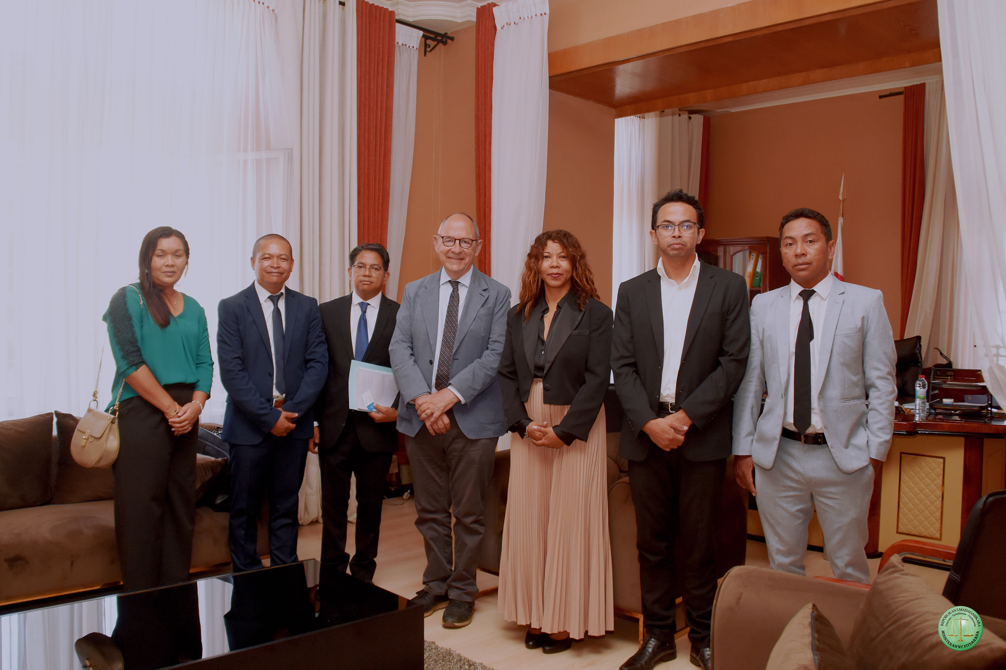 NIARAHABA SY NIRARY SOA NY MINISTRY NY FITSARANA NY FIANAKAVIAMBEN'NY MPIRAKITENT MPANATOA SORATRA (NOTAIRE).