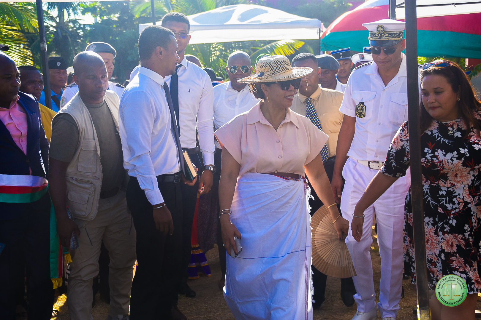 Menabe: Fitsarana miaro vahoaka.